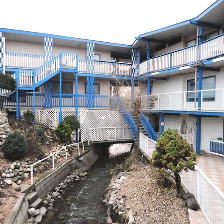 Blue Stream Motel Vernon Extérieur photo