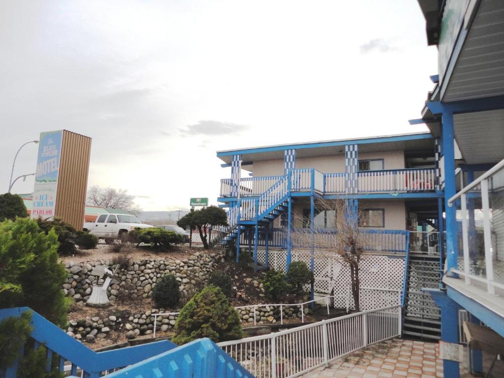 Blue Stream Motel Vernon Extérieur photo