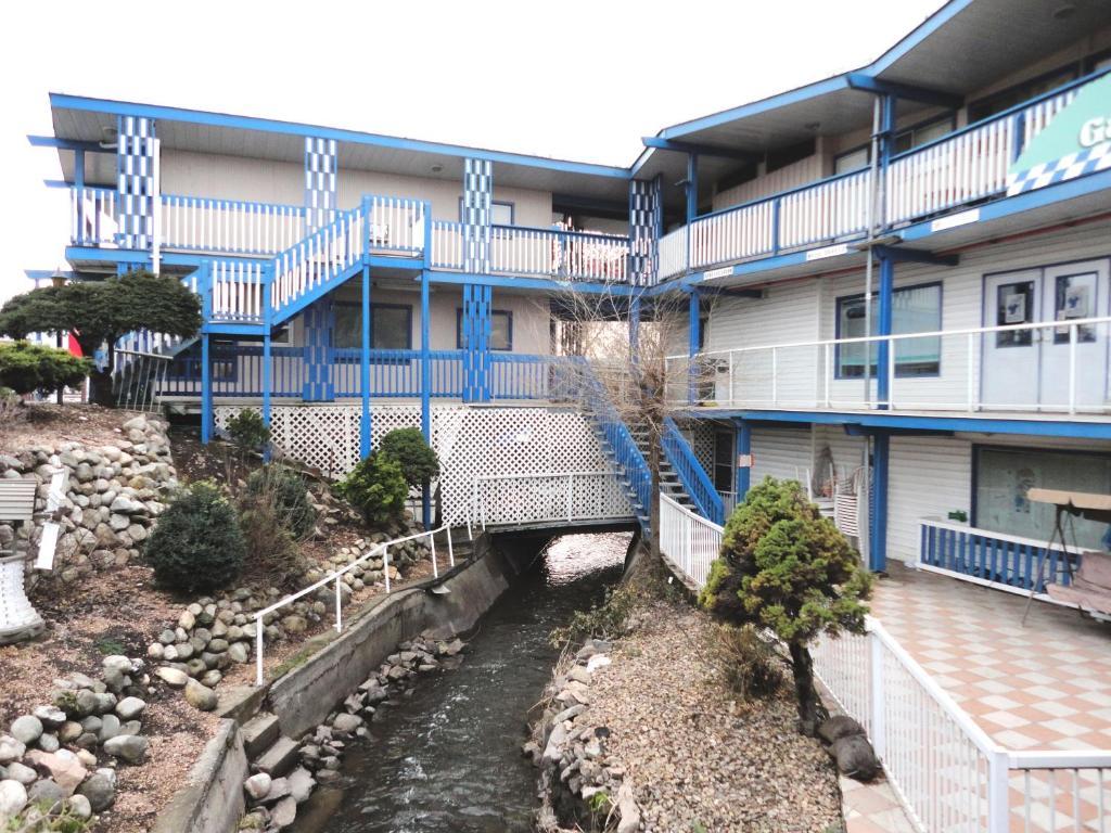 Blue Stream Motel Vernon Extérieur photo