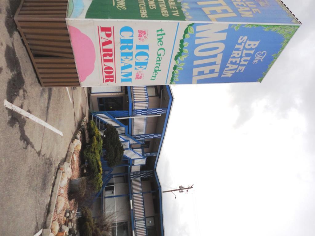 Blue Stream Motel Vernon Extérieur photo