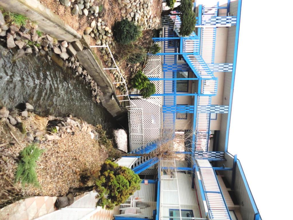 Blue Stream Motel Vernon Extérieur photo